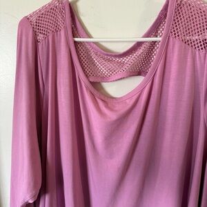 Woman’s Plus Size Lavender Top Blouse Open Peak In Back 26/28W